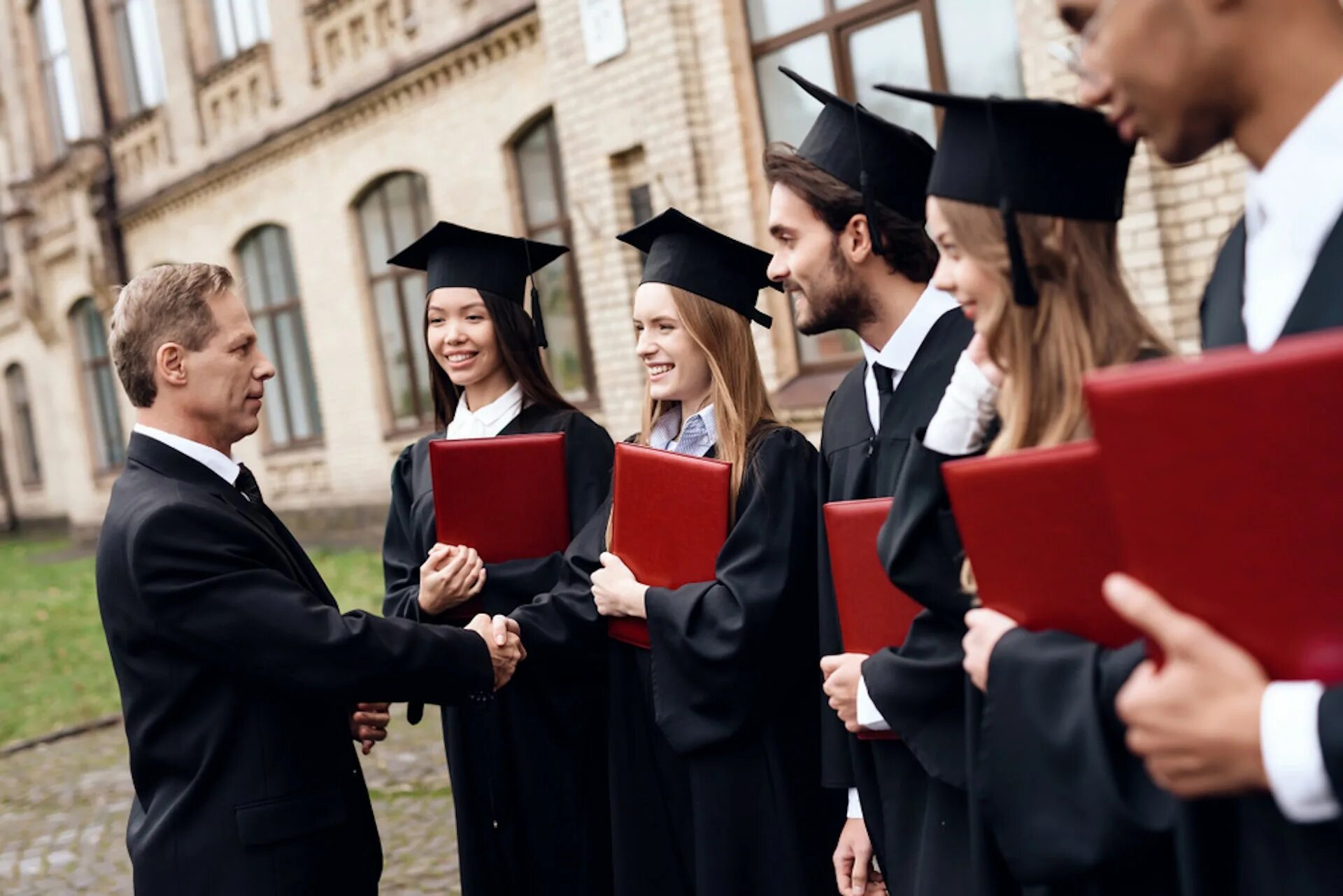 I finished university. Бакалавр Австралия. Окончить обучение. Finish University. Закончил университет на английском.