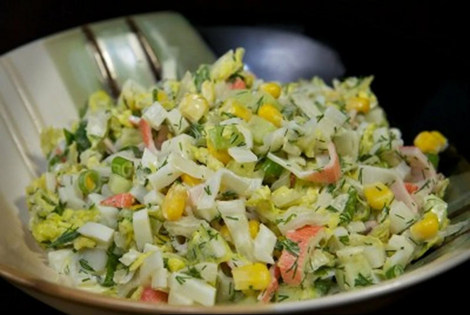 Салат с пекинской капустой и крабовыми палочками и кукурузой. Салат с пекинской и кукурузой и крабовыми палочками. Салат с крабовыми палочками и пекинской капустой. Пекинская капуста крабовые палочки кукуруза. Крабы с капустой