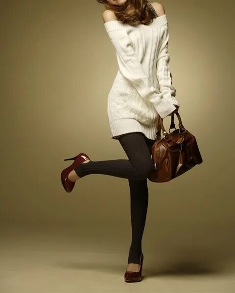 длинный свитер с колготками. вязаное платье с гетрами. теплое вязаное платье. туника с лосинами. вязаное платье с черными колготками.