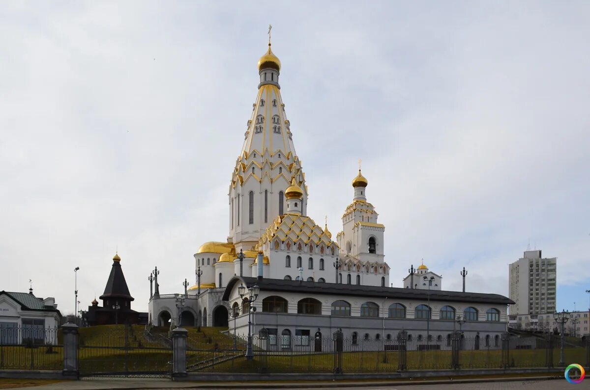 Храм в честь всех святых. Храм в честь всех святых минск. всехсвятский собор сверху. храм на памятник. храм-памятник всех святых.