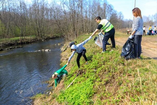 Очистка гуслицы егорьевск. Субботник на пруду. Субботник на реке. Субботник река. Река махорка в софрино.