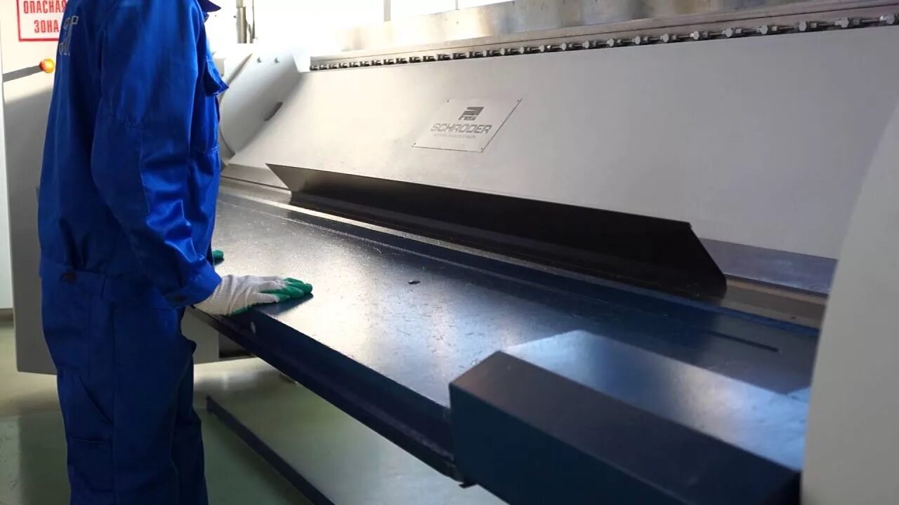 Гибка доборных элементов. Листогиб электромеханический schechtl cnc 250 max. гибка листового металла. гибка листа металла. гибщик листового металла.