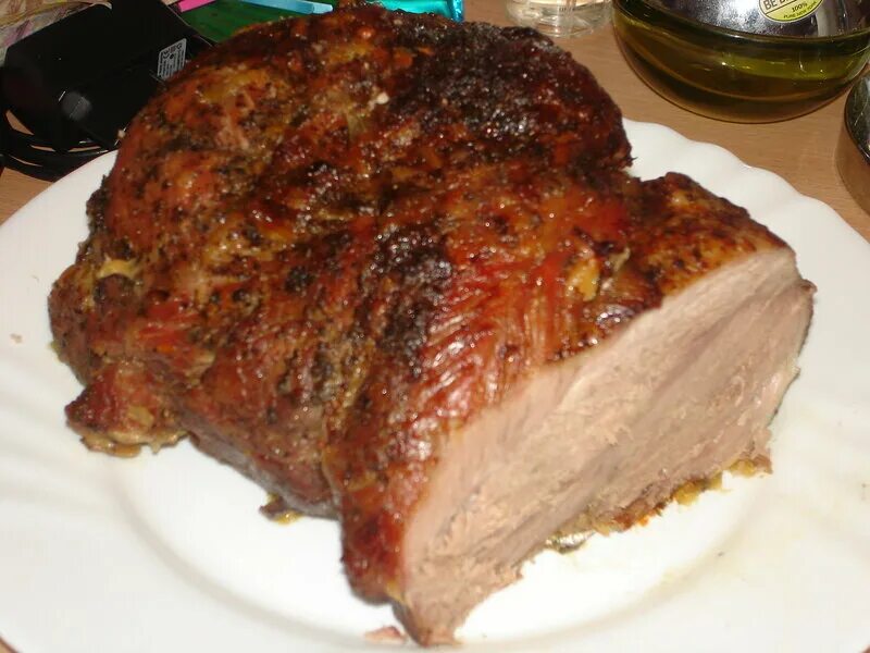 Запеченная большим куском. Кусок свинины в духовке. Шея свиная запеченная в духовке. Большой кусок мяса в духовке. Свинина шея в духовке.