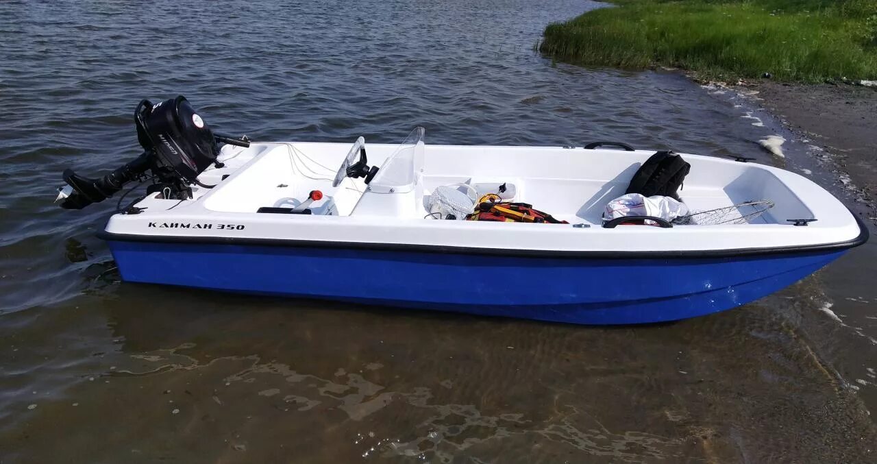 Купить лодку под мотор 5 л с. Лодка Антал Кайман 350. Кайман 350 стеклопластиковая лодка. Лодка Кайман 350м. Пластиковая лодка Кайман 350 м.