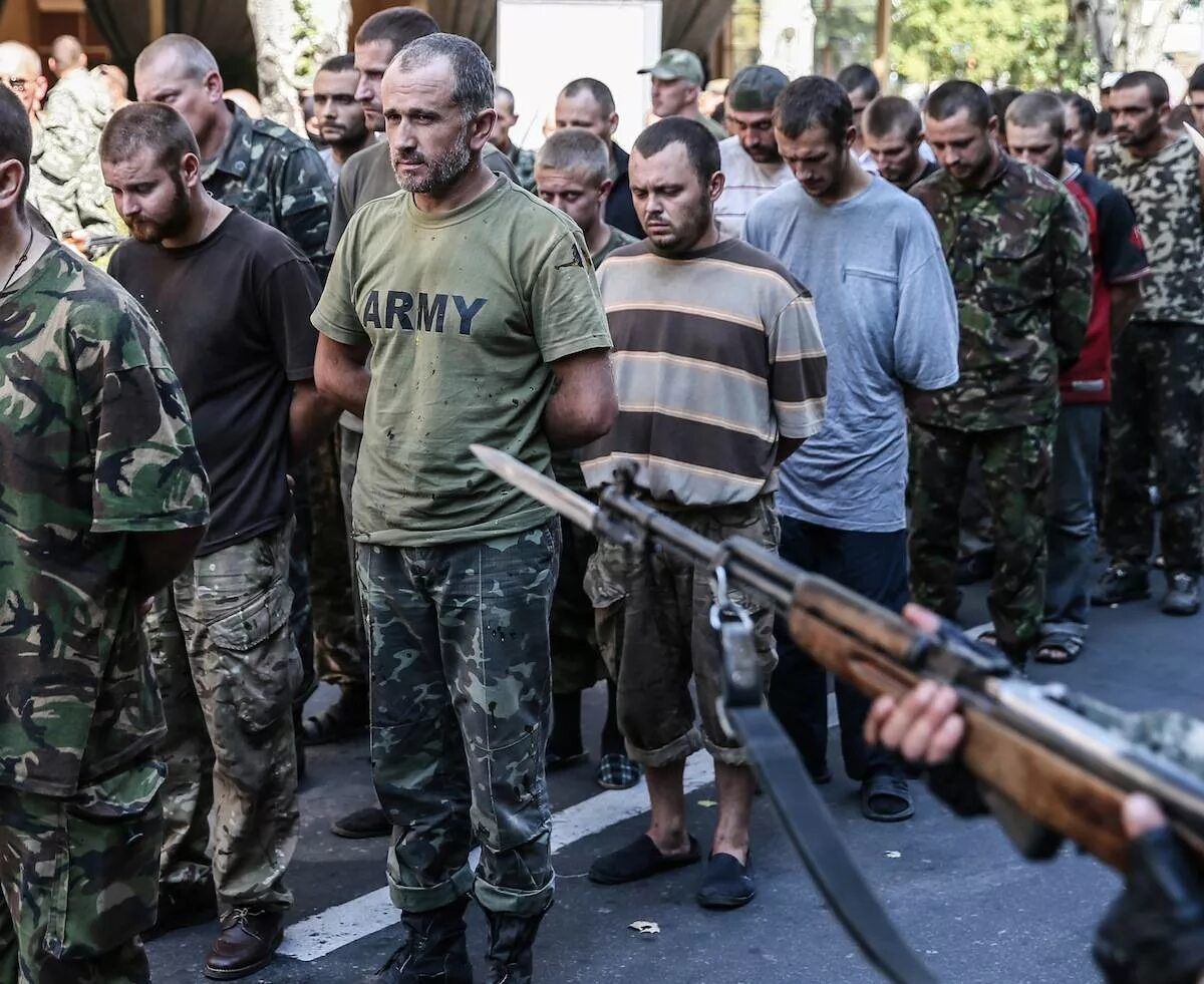 Парад пленных украинцев в Донецке. Пленные солдаты ВСУ В Донецке. Пленные украинцы в плену