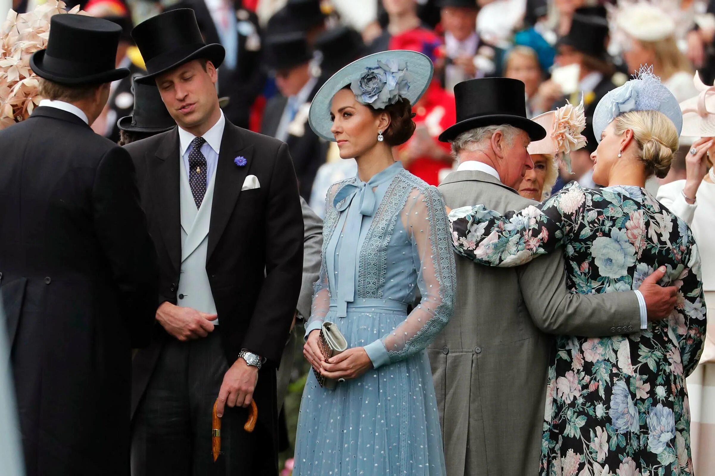 Какой имя носил чопорный придворный краб. Royal Ascot. Королевские скачки аскот. Шляпы на королевских скачках Роял аскот.