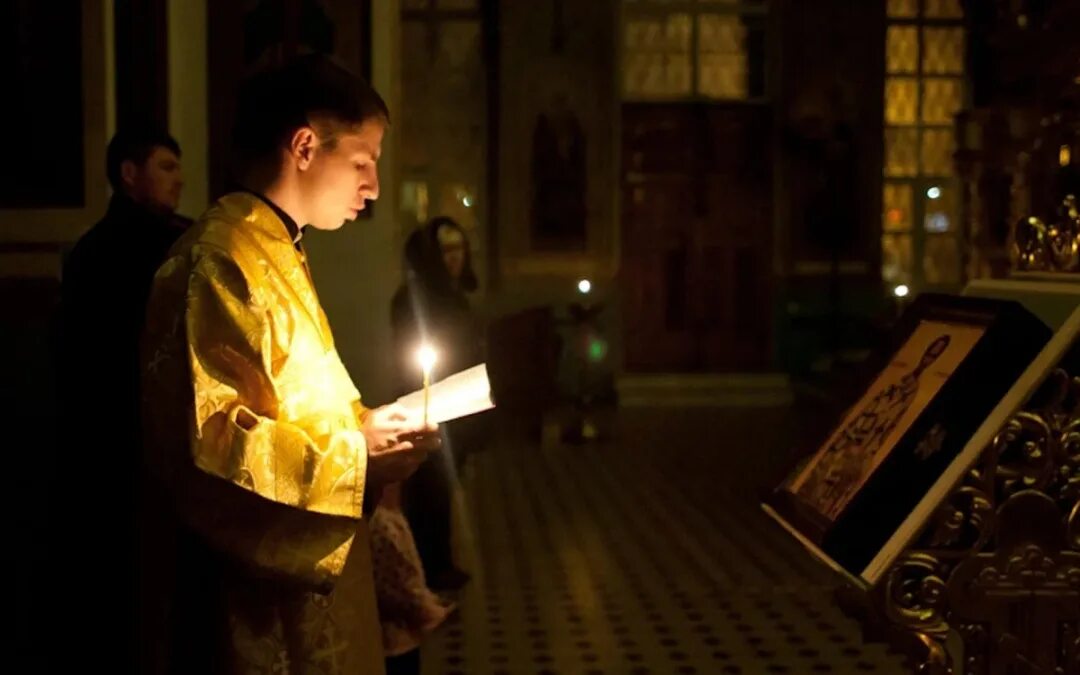 Евангелие на литургии. Чтец в храме. Чтение часов перед литургией. Чтение евангелия на литургии. Неусыпаемая псалтирь в монастырях.