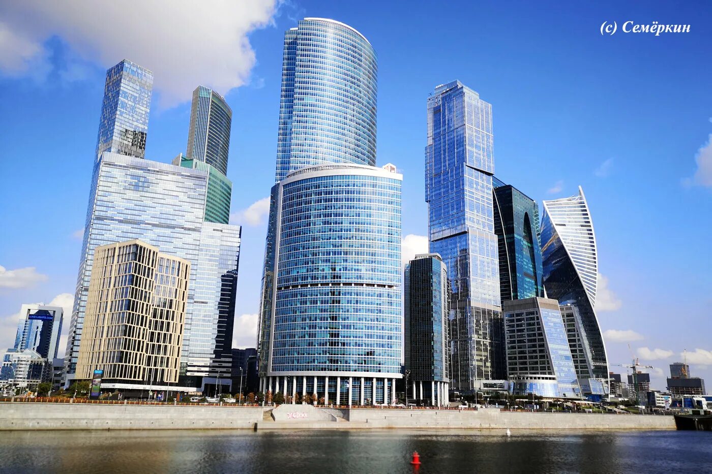 Небоскребы москва сити 2022. Высотки москоу сити. Небоскрёбы ммдц «москва-сити». Небоскреб гонконга скайскрепер. Высотки стеклянные дубай.