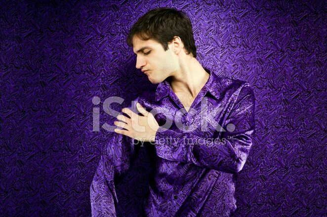 Эстетика фиолетового парни. Сиреневый костюм мужской. Фиолетовый костюм мужской. Ацуси мурасакибара. Фотосессия в люпинах.