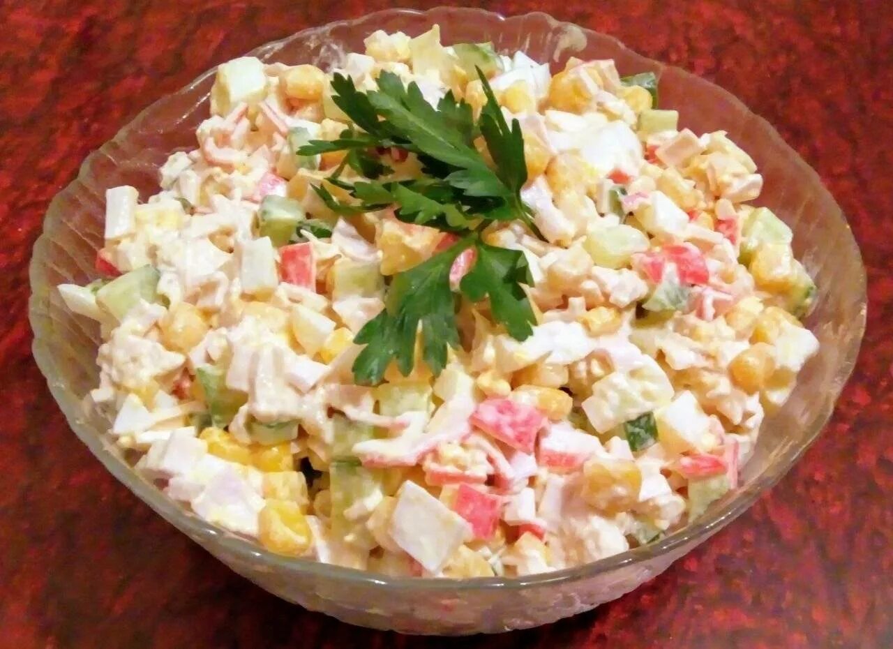 Как приготовить вкусный крабовый салат с кукурузой. Салат крабовый. салат с крабовыми палочками и кириешками. салат с крабовыми палочками и кукурузой и огурцом. салат с крабовыми палочками и кукурузой и рисом.