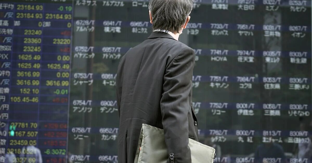 Биржа конец дня. Торги на токийской бирже сегодня в реальном времени. Торги на бирже. Часы работы биржи. Крутые банкиры с wall street.