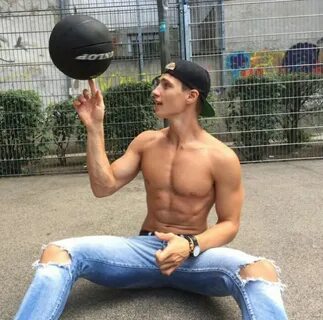 Парень самый симпатичный во дворе