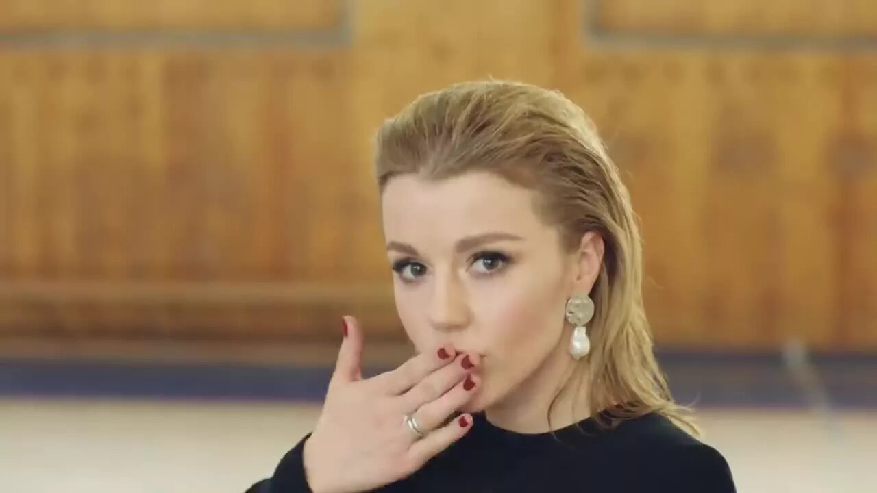 Ариведерчи юлианна караулова. Песни карауловой аривидерчи. Юлианна караулова в вечернем урганте. Юлианна караулова аривидерчи. Юлианна караулова ургант аривидерчи.