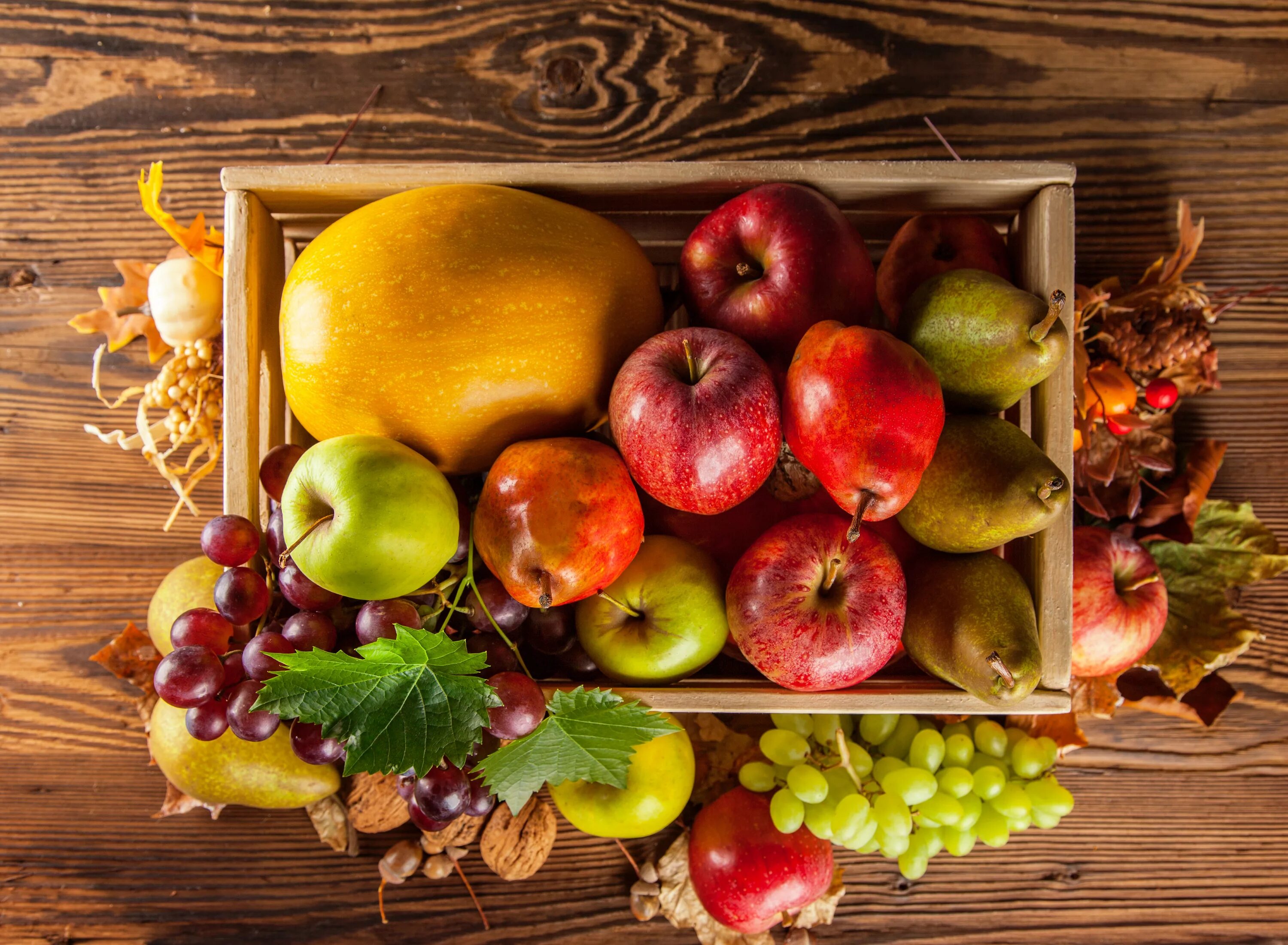 Зима лето фрукты овощи. Осенние фрукты. Натюрморт из овощей и фруктов. Осенний стол с овощами и фруктами. Осень яблоки.