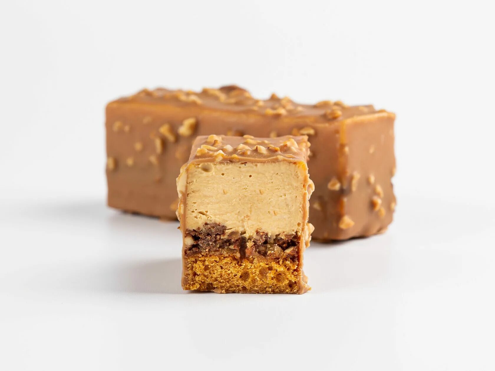 соленая карамель с арахисом. макаронс карамель. тарталетка карамельно-ореховая. соленая карамель с арахисом. орехи в соленой карамели.