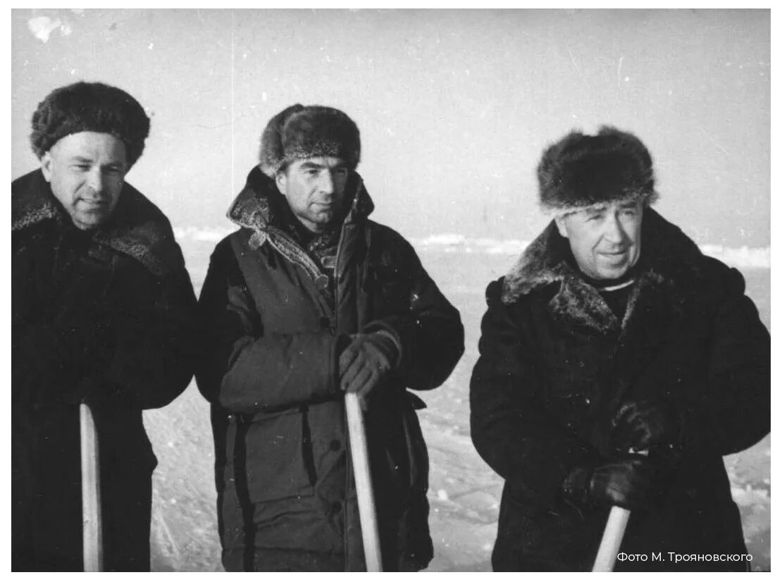 Папанин кренкель ширшов федоров экспедиция. Руководитель первой дрейфующей станции северный. Щая станция северный полюс-1. Северный полюс 1 папанин. Руководитель первой полярной станции.