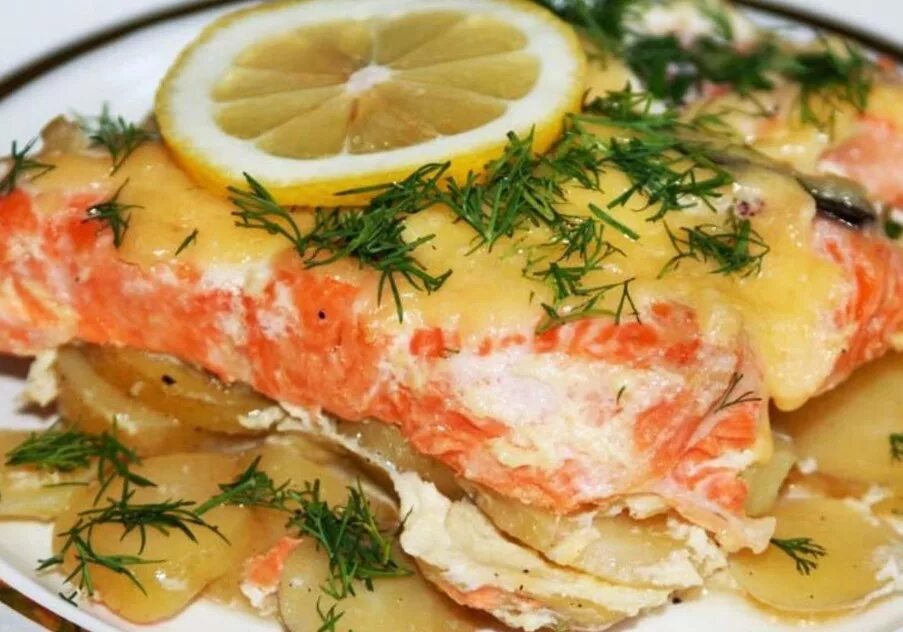 Горбуша с овощами под сыром. Горбуша запеченная с помидором и сыром. Рыба по царски. Пангасиус гратин. Рыба горбуша запеченная в духовке с сыром.