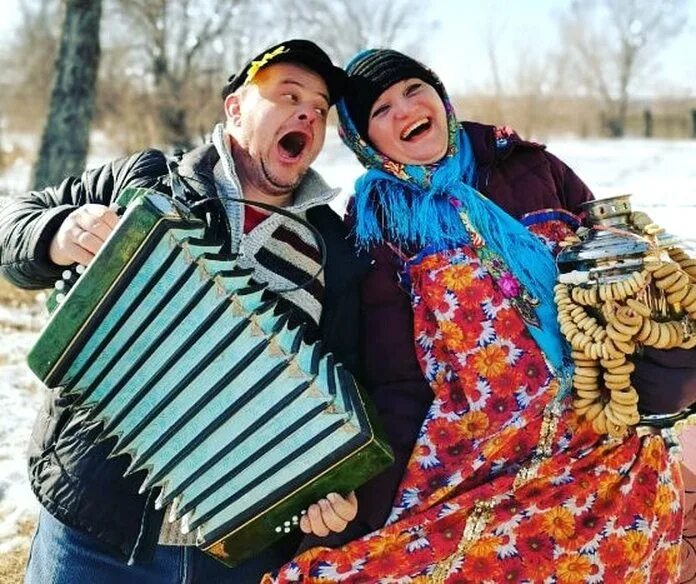 Поет песни под гармонь. Гулянье с гармошкой. Масленица гармонист. Масленица гармонь. Гармошка на Масленицу.