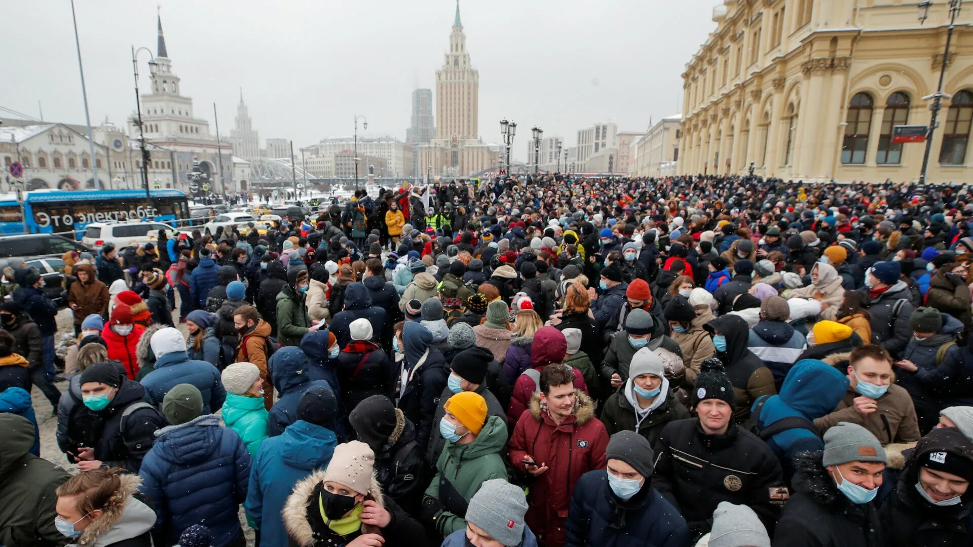 Митинг у Кремля. Митинги в России. Кремль толпа. Потесты у Кремля. Митинги россия февраль