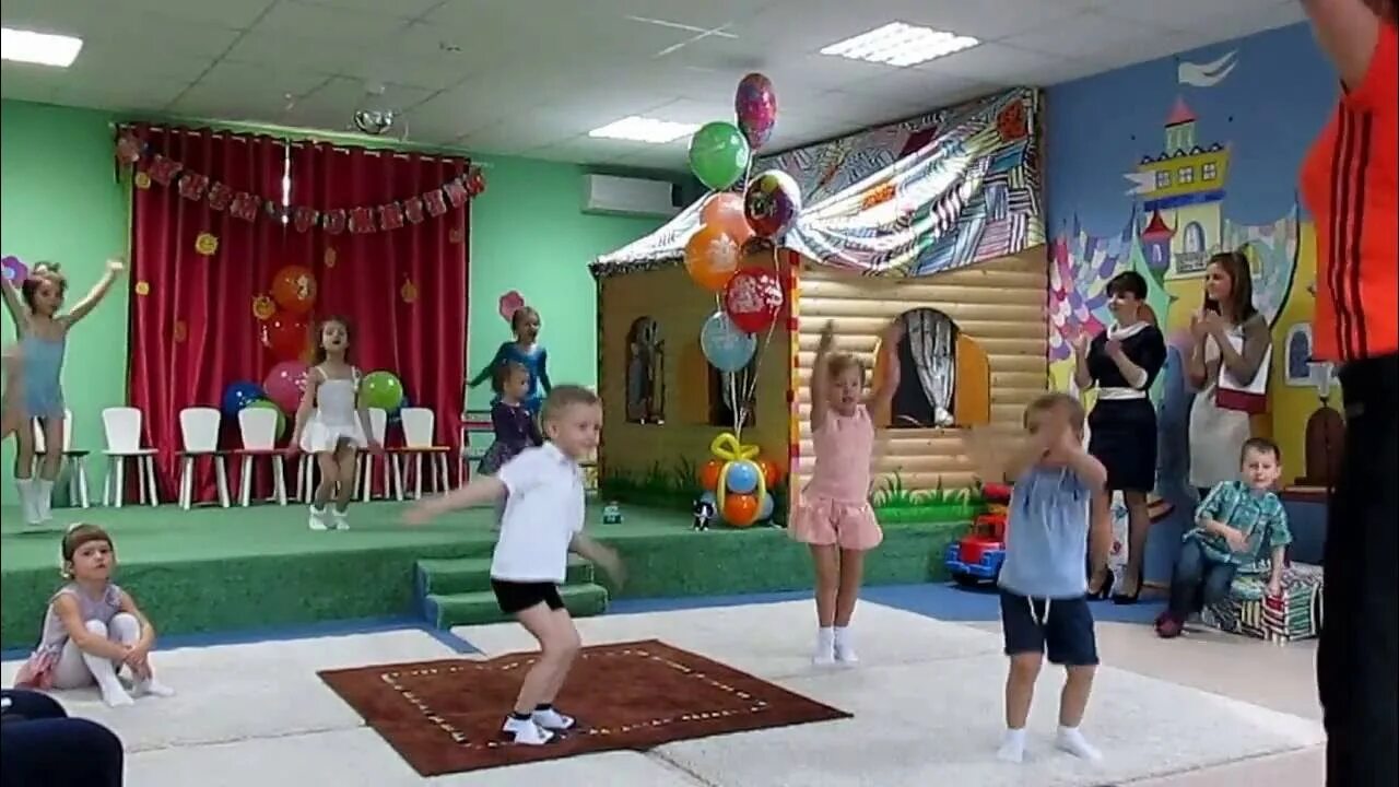 Физкультура в младшей группе. Физкультура детский сад видео. Дети на физкультуре в детском саду. Физкультура детский сад видео. Зарядка в детском садике.