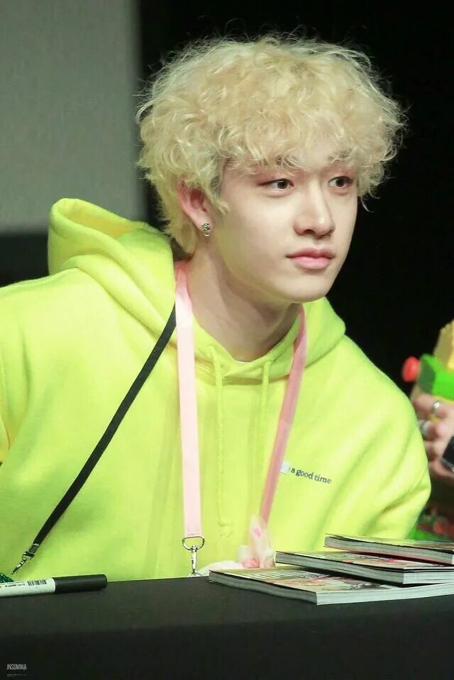 Волосы бан чана. Stray kids бан чан. skz банчан. бан чан stray kids с кудряшками. бан чан stray kids блондин.