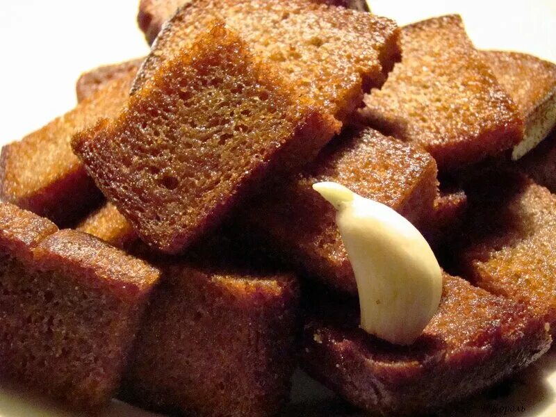Как сделать вкусные гренки из хлеба. Гренки. гренки ржаные. сухарики с чесноком. гренки с чесноком.