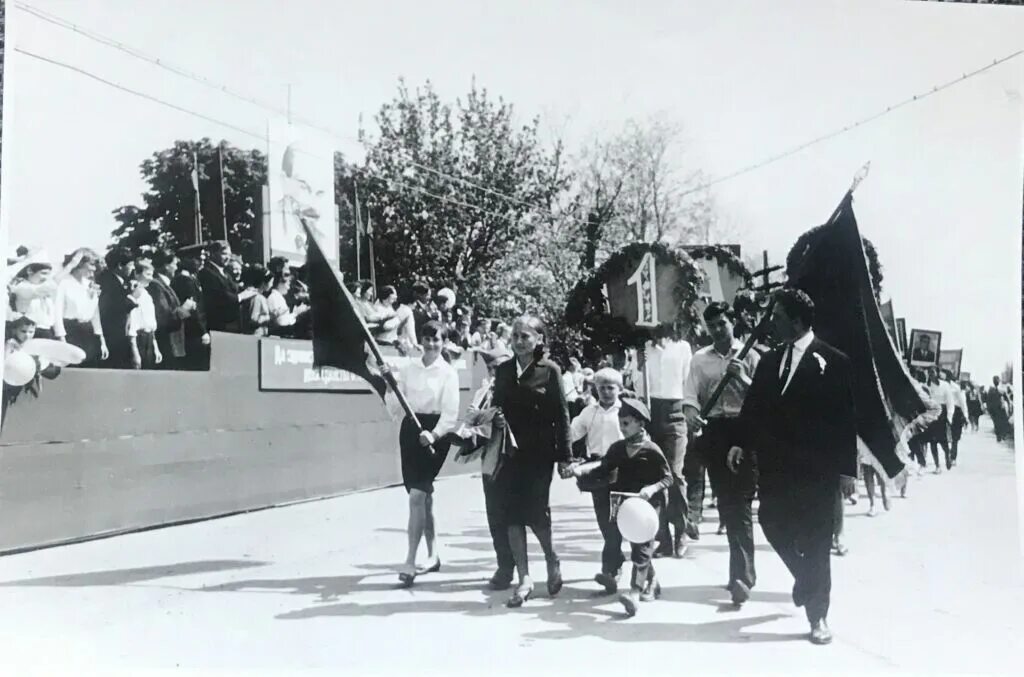 Возникновение праздника 1 мая. Маёвка СССР. Первомайская демонстрация в Ялте в 1962 году. Первомай 1961 года в Москве. 1 Мая Маевка СССР.