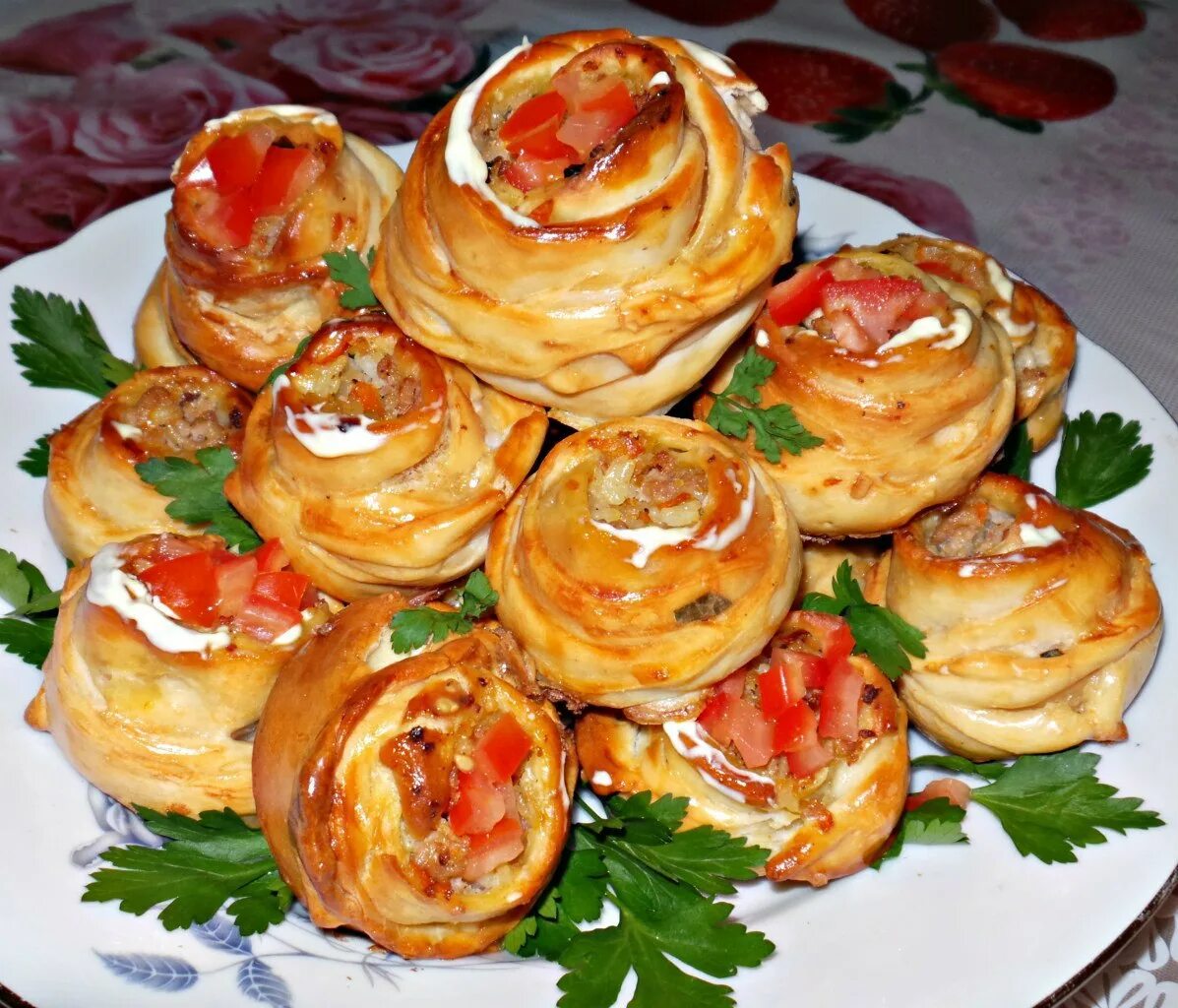 2 блюда из теста. 2 блюда из теста. мясные розочки. блюдо ленивые манты. ленивые пельмени на сковороде.