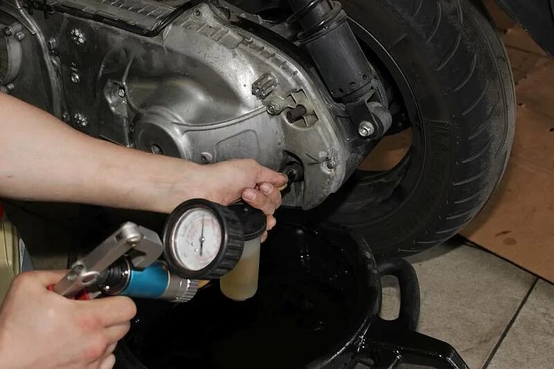 Скутер заливает маслом. Скутер стелс скиф 50 уровень масло в редукторе. Мотюль 10w 40 для мотоциклов полусинтетика. Мопед альфа масло в двигатель. Motul moto scooter expert 2t 1л.