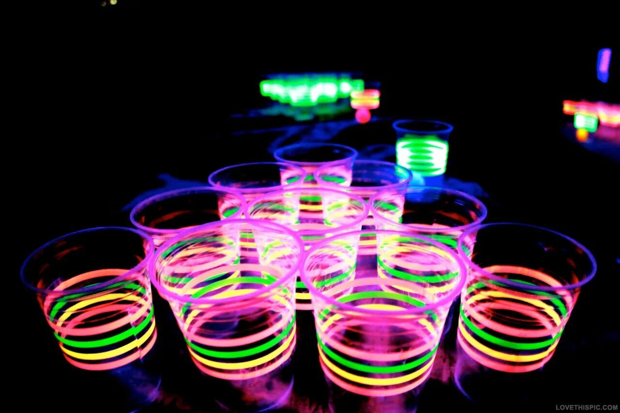 Neon party. Неон Глов. Неон вечеринка. Неоновая дискотека. Неоновый коктейль.