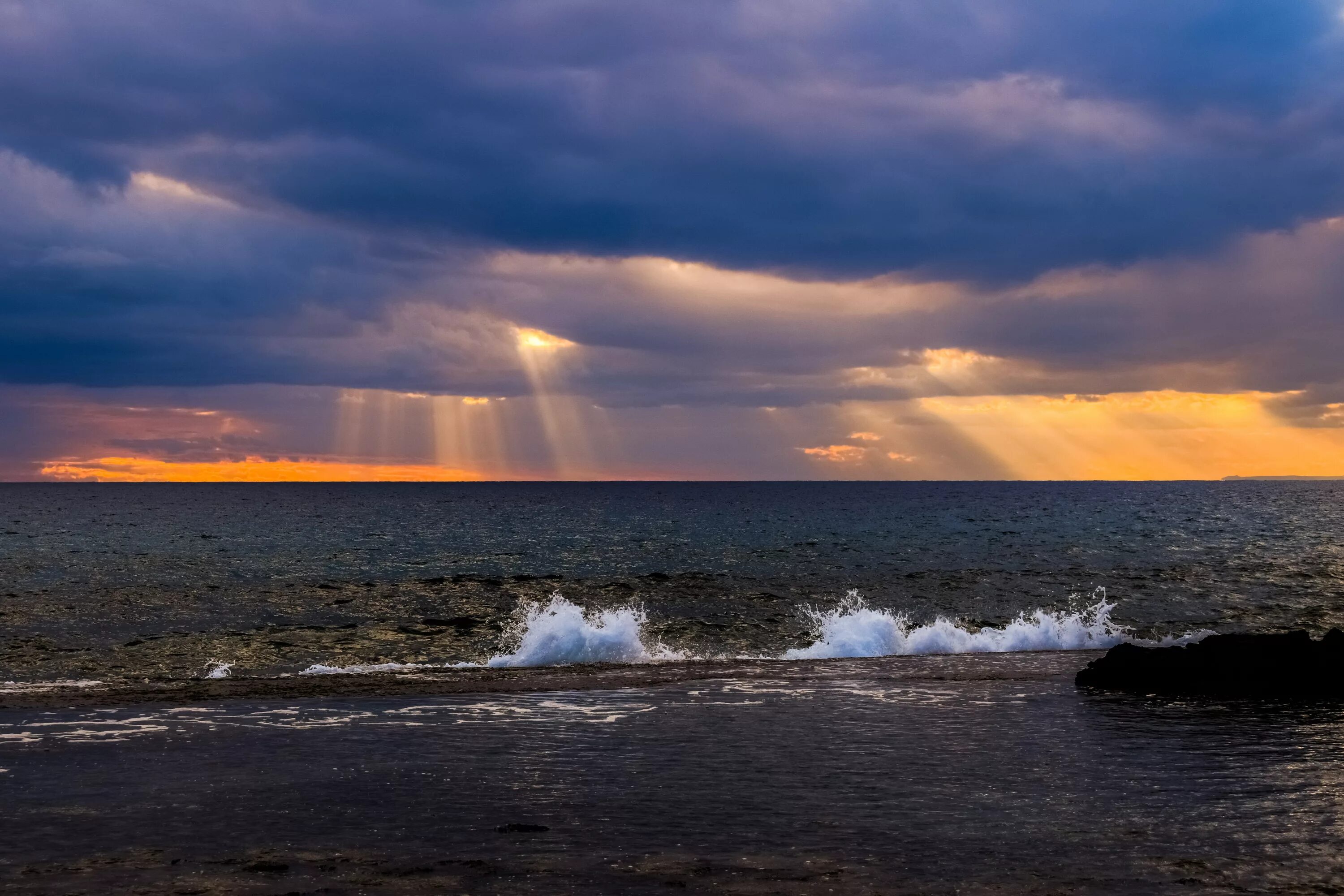 Море Сумерки. Гроза над морем. Сумерки на море облака. Сумерки над морем.