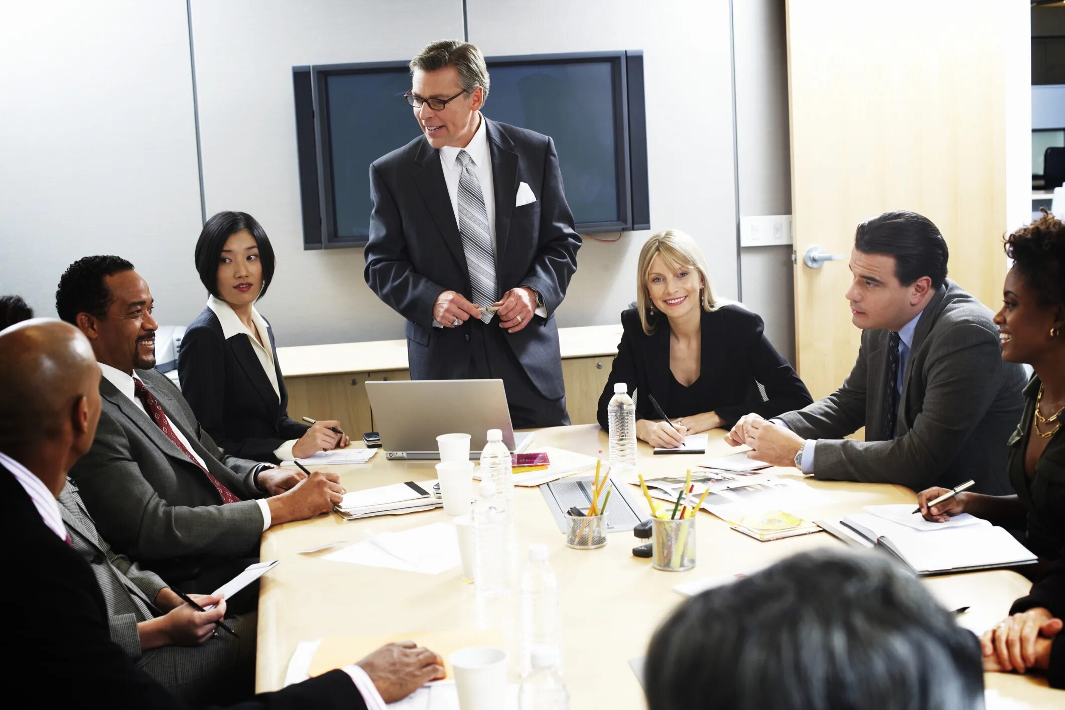 люди в офисе. стол переговоров с людьми. Arrange a meeting. нетворкинг красивое фото. бизнес встреча.