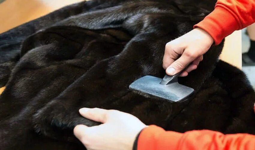 Перешив шуб. Перешить крючки на шубе. По пошиву изделий из меха. Крючки на норковой шубе. Капюшон шубный пошив.