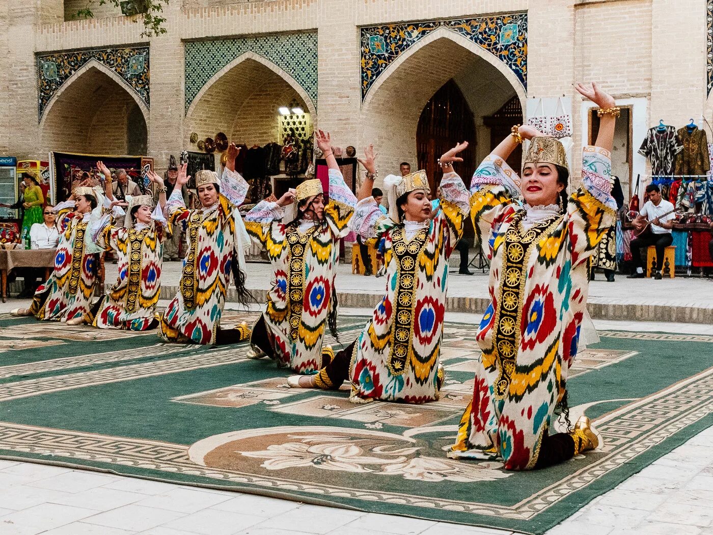 фольклорное шоу в медресе надир диван-беги, бухара. пестрые бухарские. музей ковров бухара. бухарские евреи 19 век. пестрые бухарские.