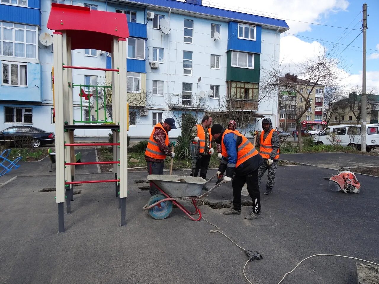 Благоустройство дворов в москве. Благоустройство двора. Ремонт дворовых территорий. Благоустройство придомовой территории асфальтирование. Ремонт дворовых территорий.