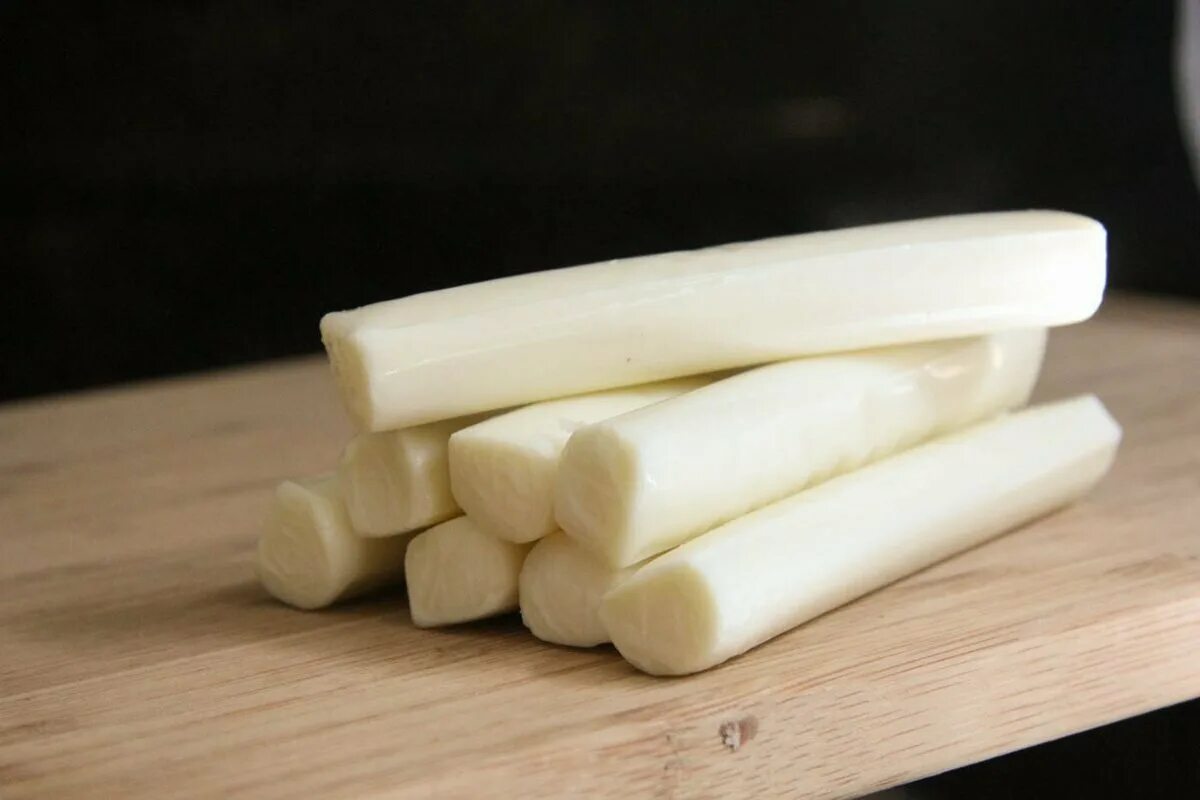 Сыр палочками купить. Сыр палочками Чечил. Моцарелла палочки String Cheese. Сыр Чечил белый палочки. Сырные палочки сулугуни.