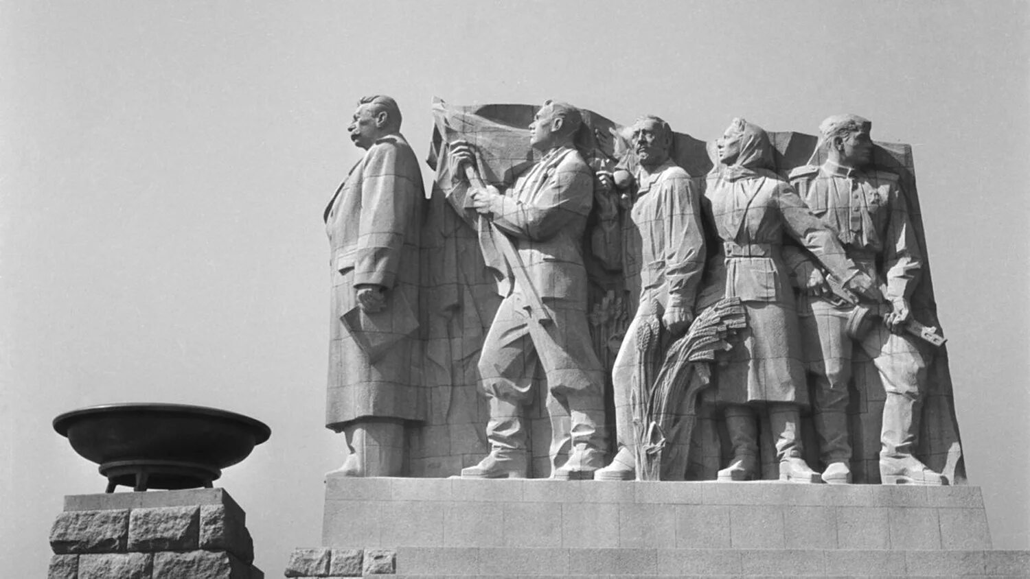 Памятник сталину в праге. Памятник сталину в праге (1955—1962). статуя сталина в праге. памятник сталину в чехословакии.