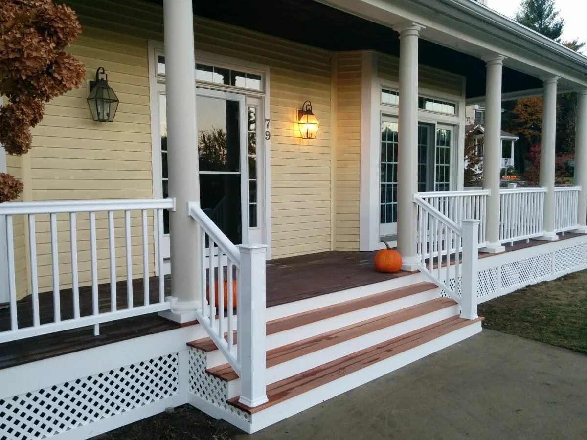 Крыльцо в частном доме. Крыльцо для частного дома. Ступеньки для дачного домика. Крыльцо для частного д. Крыльцо с террасой.