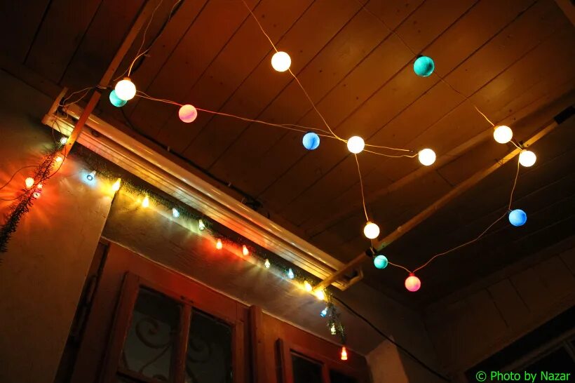 новогодняя саери доки доки. узоры из гирлянды на стену. гирлянды на подъездные козырьки. повешенный на гирлянде. неудачные новогодние украшения.