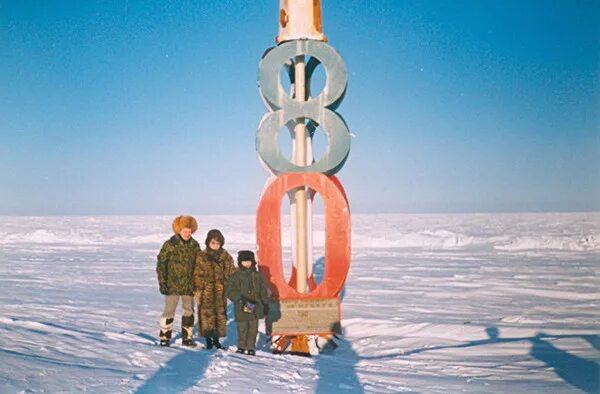 Памятник 180 меридиану. Памятник 180 меридиану чукотка. 66 меридиан мыс шмидта чукотка. Градусная сеть карты ответы. Линия перемены дат.