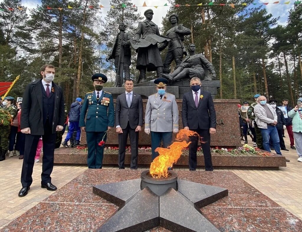 Память иркутская область. Вечный огонь Ангарск. Огонь памяти Ангарск. Парк Строителей вечный огонь город Ангарск. Памятник первостроителям Ангарска.