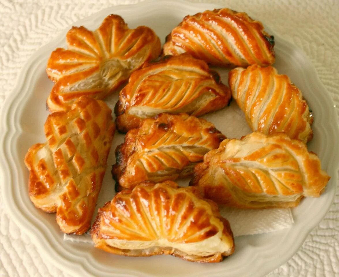 Элеш татарская кухня. Булочки и пирожки. Аппетитные булочки. Печеное изделие с начинкой. Выпечка.