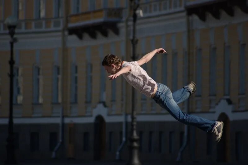 Левитация 5. Летающий человек. человек в полете. парень левитация. парящий человек.