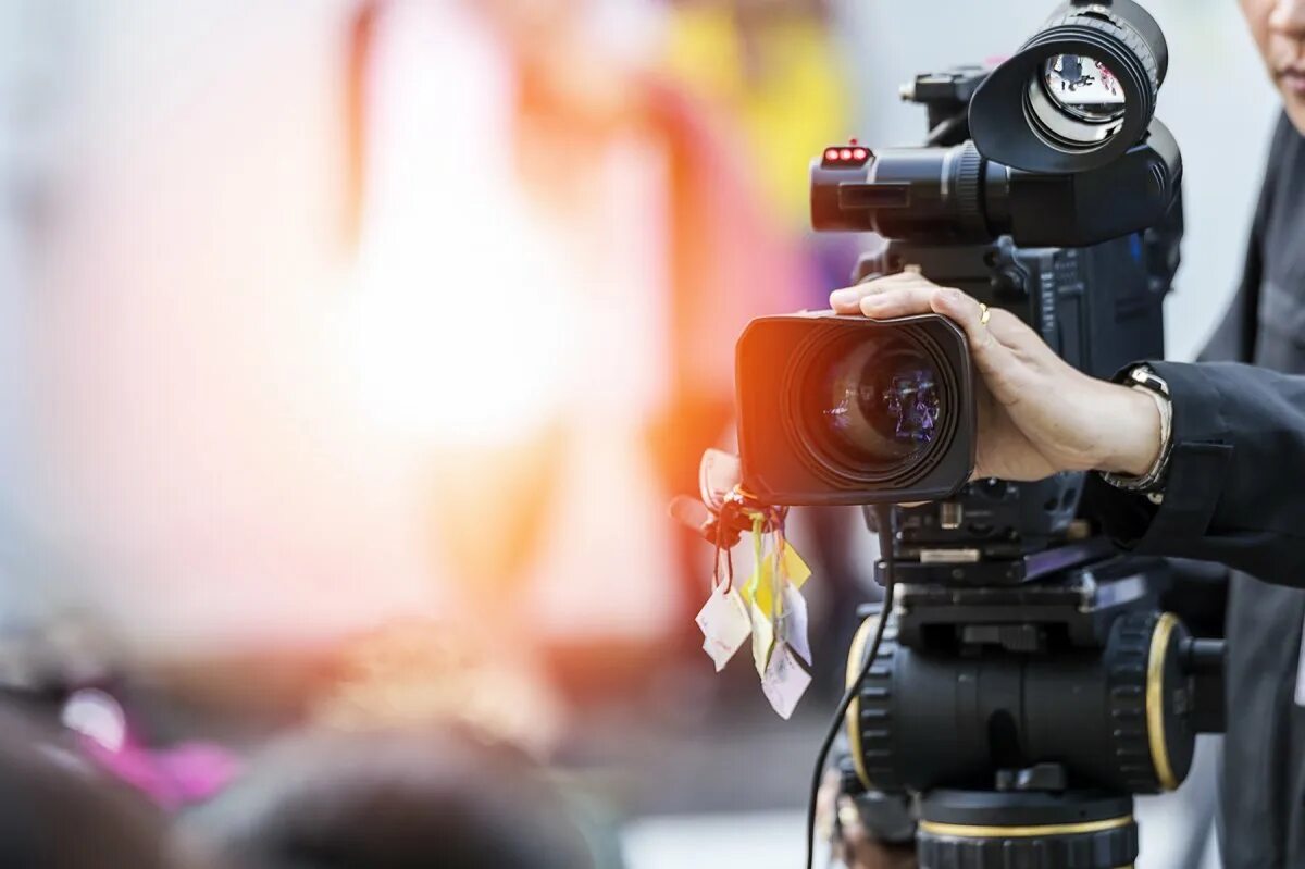 Камеры lumix для ютуберов. Телевизионная съемка. Camera shown. Видеокамера на сцене. Качество камер.