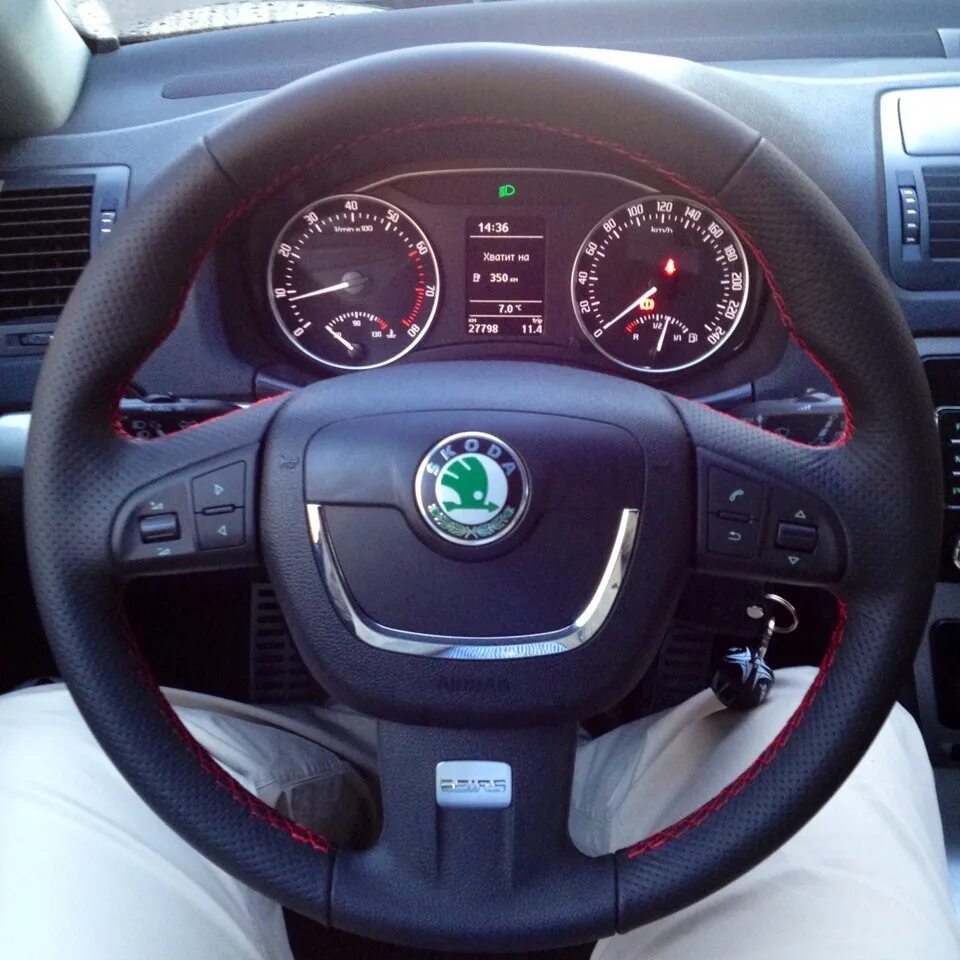 Руль на skoda octavia a5 дорестайлинг. Накладки на руль skoda octavia a8. Руль шкода рапид 2021. Шкода красный руль. Шкода красный руль.