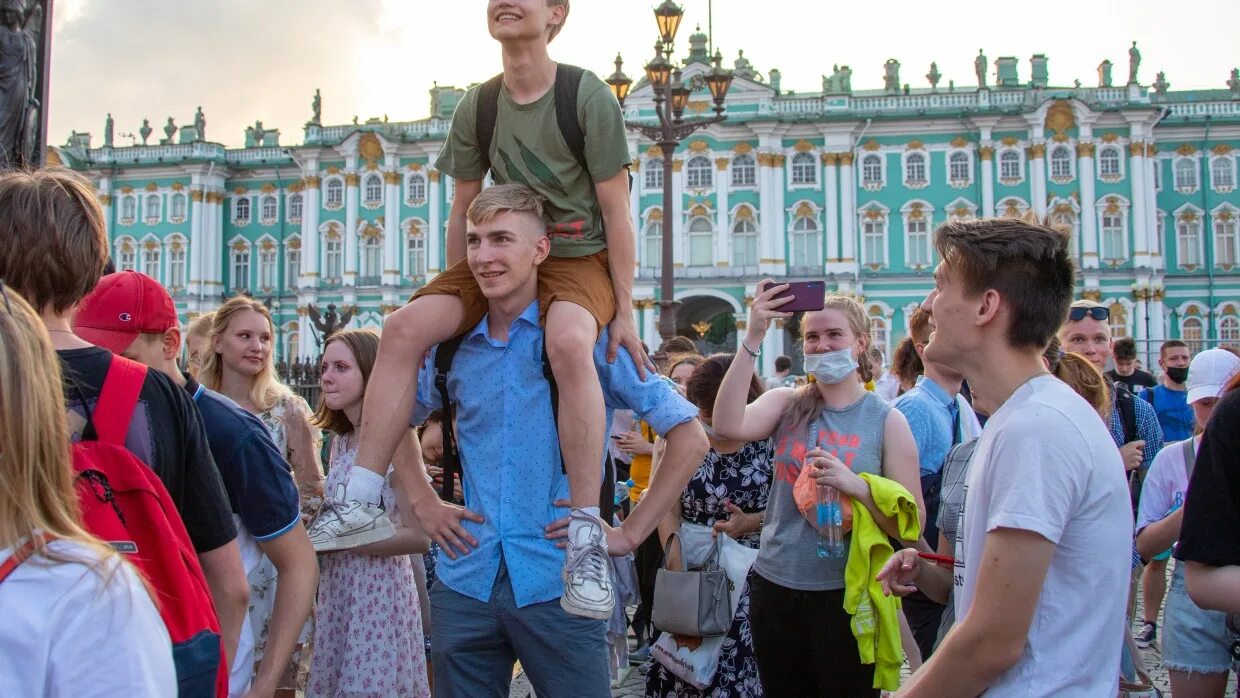 После алых парусов. Алые паруса (праздник выпускников). Санкт-Петербург гостеприимства. Молодежь на празднике Алые паруса.