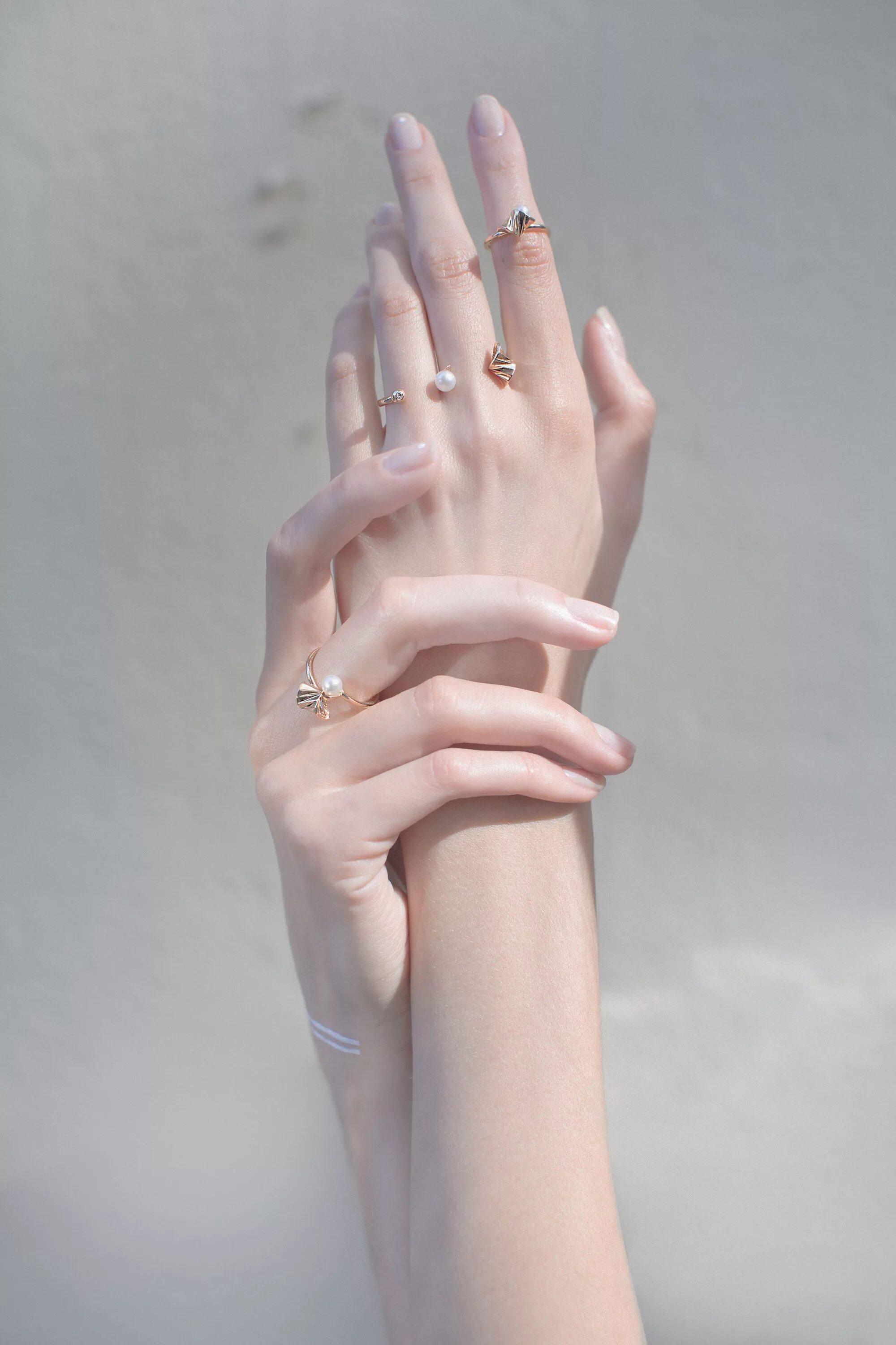Красивая рука девочка. Женская рука. Длинные изящные пальцы. Женские руки Эстетика. Красивые руки.