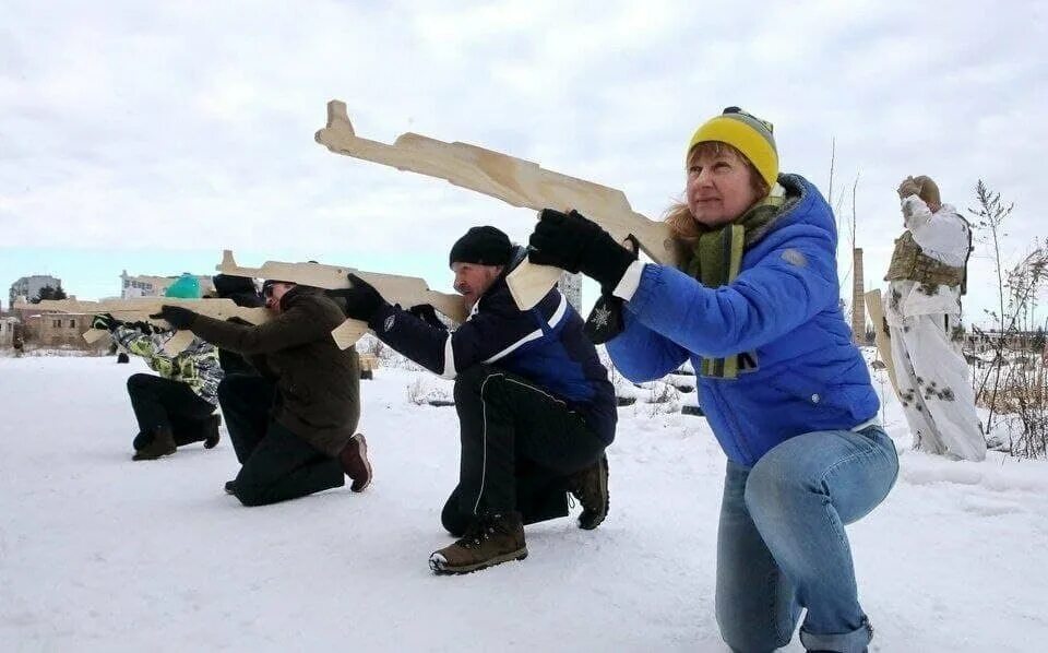 Подготовка к нападению. Украинцы тренируются с деревянными автоматами. Украинцы с деревянными автоматами. Хохлы с деревянными автоматами. Чел с деревянным автоматом.