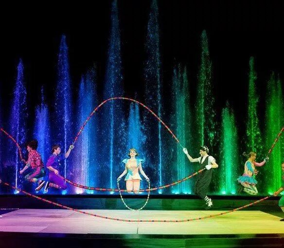 Аквамарин цирк Никулина. Шоу фонтанов в Москве Аквамарин. Цирк поющих фонтанов Аквамарин. Фонтан в цирке.