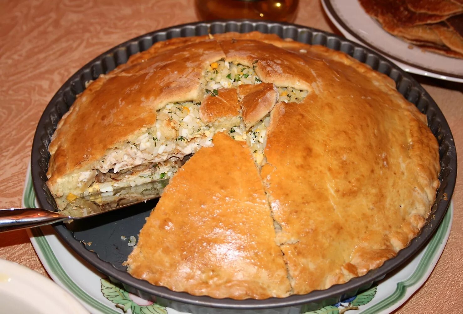 Блинный пирог курник. Пирог курник классический. Блинный пирог курник. Маленькие курники с курицей и картошкой. Пирог курник классический.